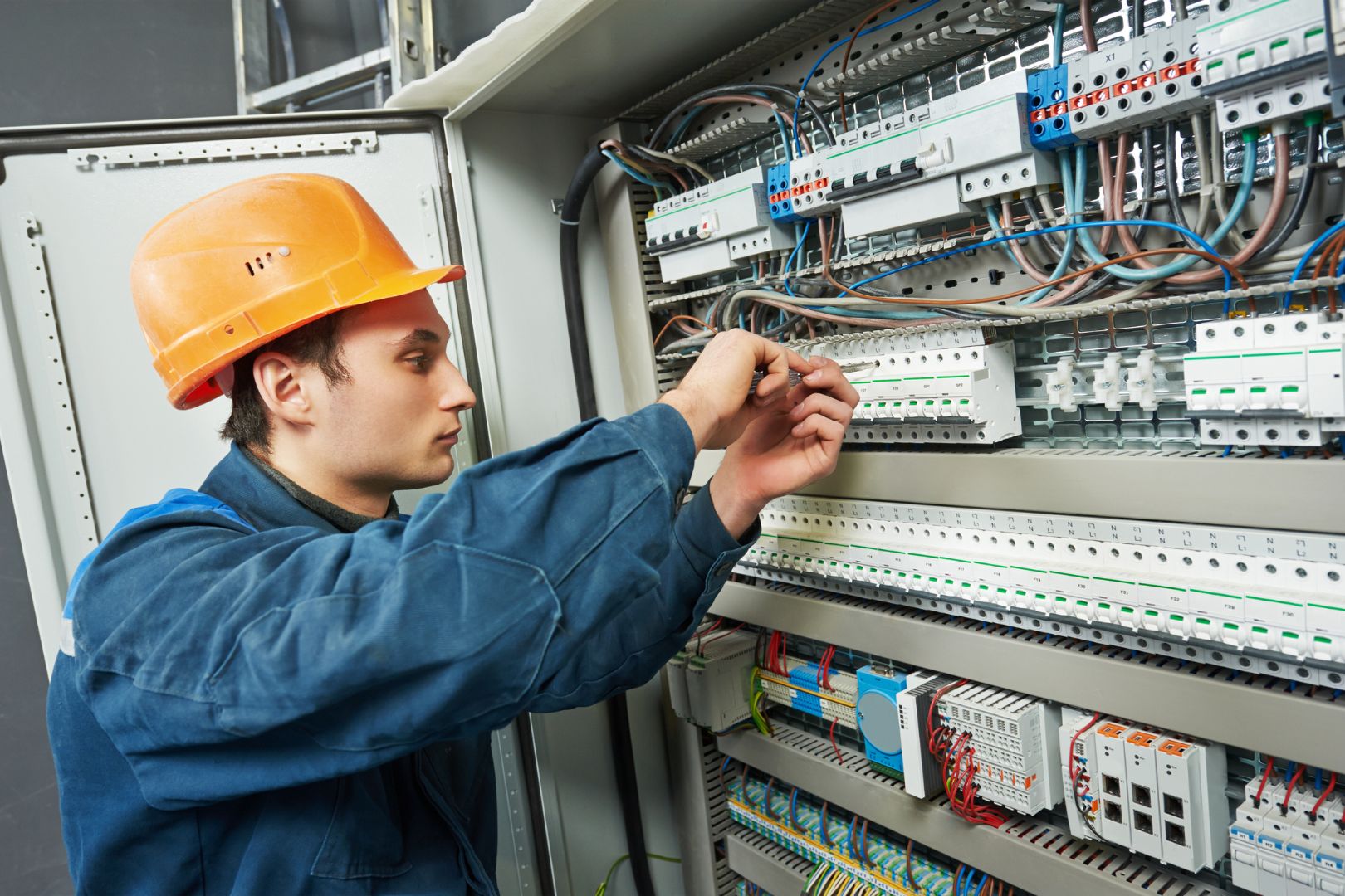 como garantir que o eletricista siga todas as normas de seguranca