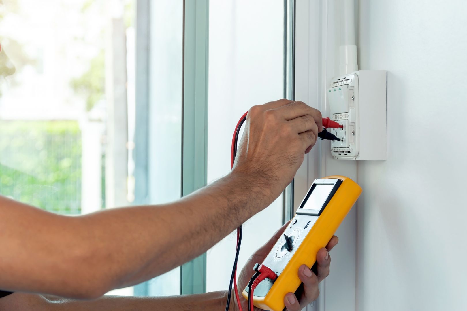 como solicitar manutencao eletrica com urgencia em fins de semana