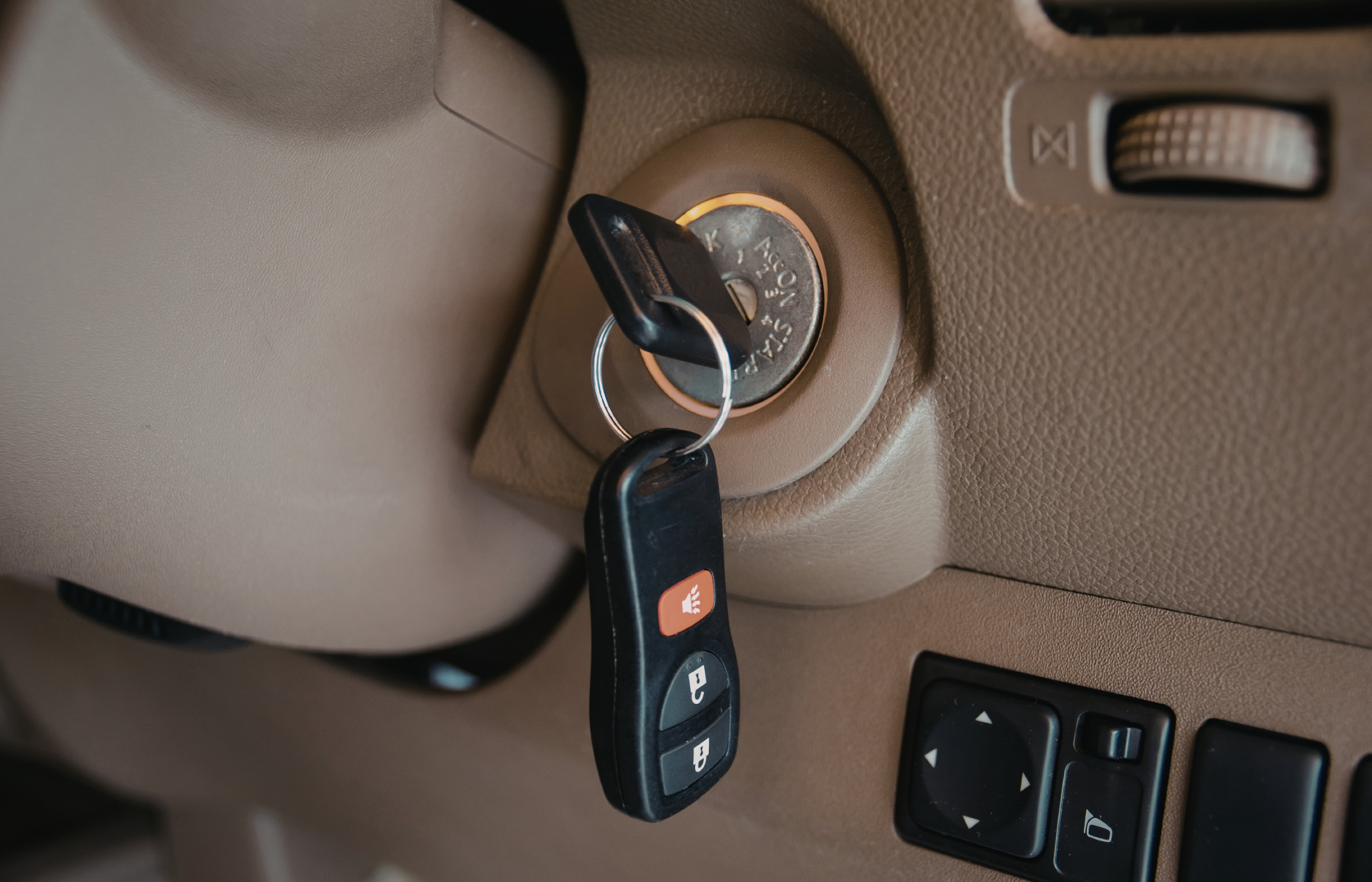 Como abrir carro com chave esquecida dentro